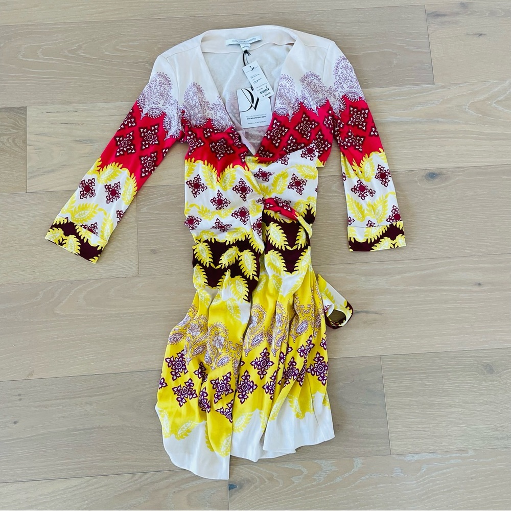 NWT DVF wrap 100% silk dress new Julian two Indian borders yellow pattern size 2